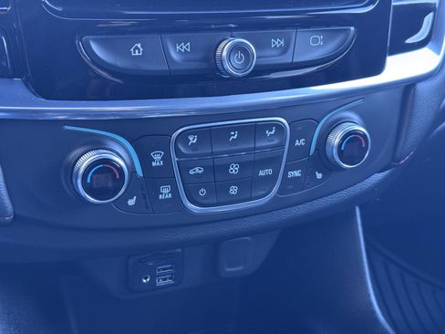 Used 2023 Chevrolet Traverse RS image 33