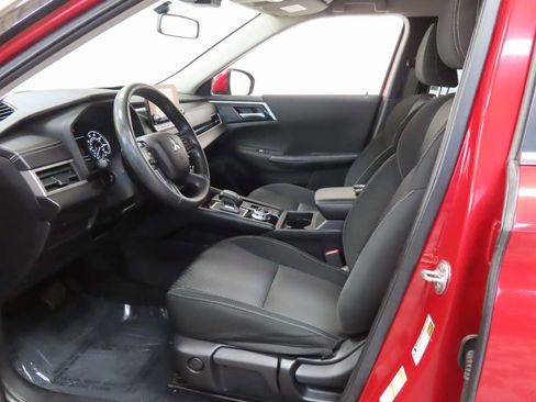 Used 2023 Mitsubishi Outlander ES image 15