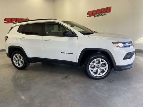 Used 2025 Jeep Compass Latitude image 2