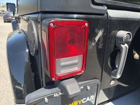 Used 2013 Jeep Wrangler Unlimited Sahara w/ Connectivity Group image 9