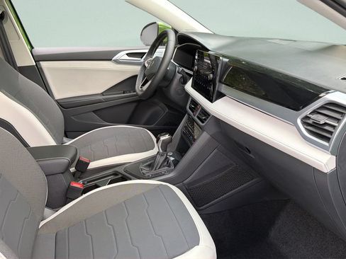 New 2026 Volkswagen Taos SE FWD image 32