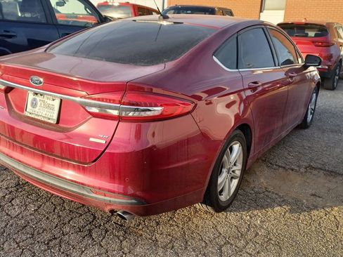 Used 2018 Ford Fusion SE w/ Fusion SE Technology Package image 2