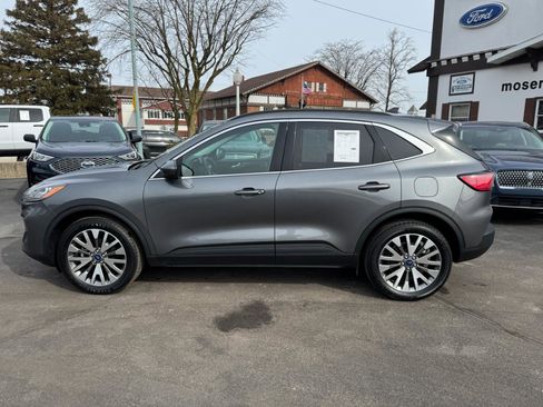 Used 2022 Ford Escape Titanium image 2