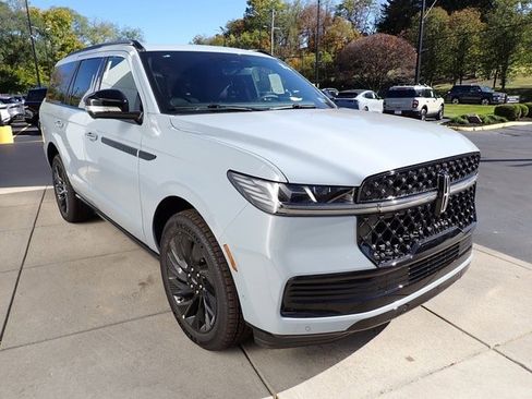 New 2025 Lincoln Navigator Reserve w/ Jet Appearance Package image 8