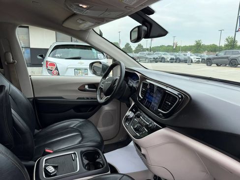 Used 2017 Chrysler Pacifica Touring-L Plus FWD image 28