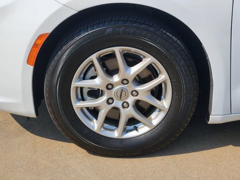 Used 2023 Chrysler Pacifica Touring-L FWD image 12