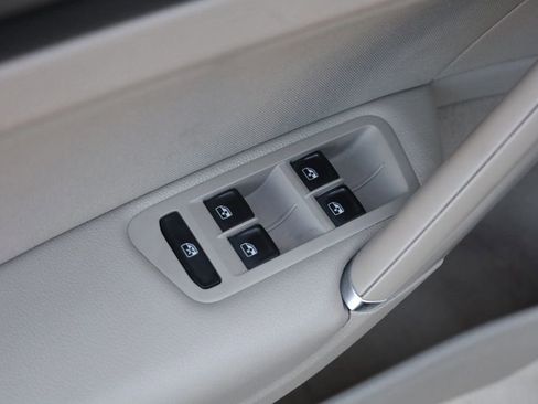 Used 2016 Volkswagen Golf S image 33