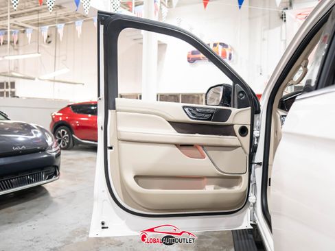 Used 2018 Lincoln Navigator Select w/ Technology Package image 45