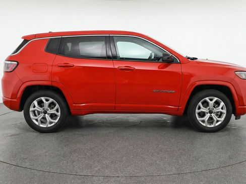 Used 2025 Jeep Compass Latitude AWD/4WD image 11