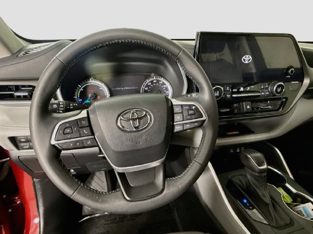 Used 2023 Toyota Highlander XLE AWD/4WD image 11