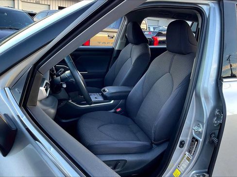 Used 2022 Toyota Highlander LE FWD image 8