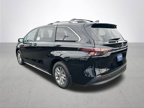 New 2026 Toyota Sienna XLE image 10