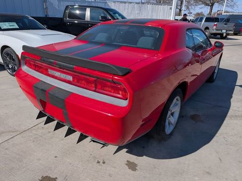 Used 2014 Dodge Challenger SXT image 17