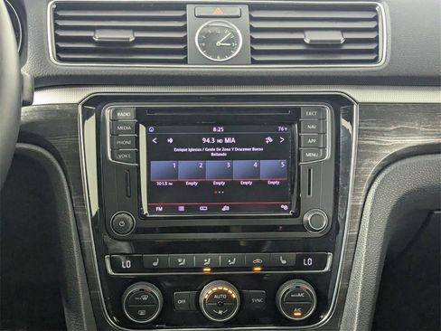 Used 2018 Volkswagen Passat 2.0T SEL Premium image 16