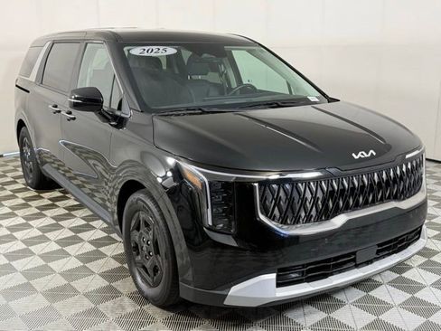 Used 2025 Kia Carnival image 10