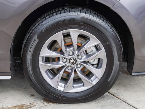 Used 2024 Toyota Sienna LE image 10