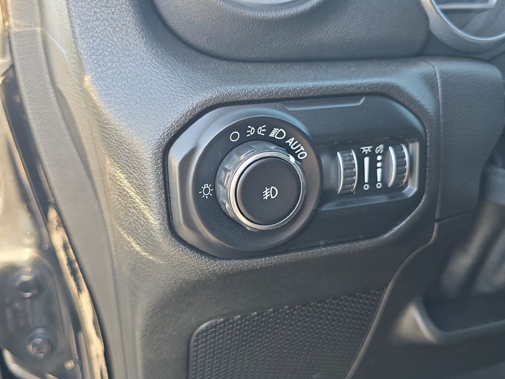 Used 2018 Jeep Wrangler Unlimited Sahara w/ Dual Top Group AWD/4WD image 28
