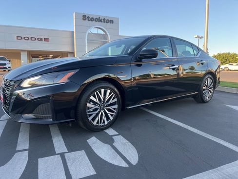 Used 2025 Nissan Altima 2.5 SV image 2