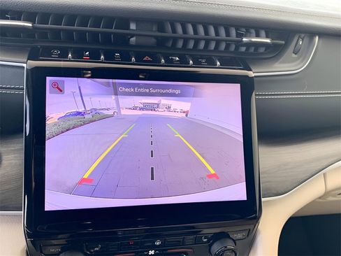 Used 2023 Jeep Grand Cherokee Limited image 38