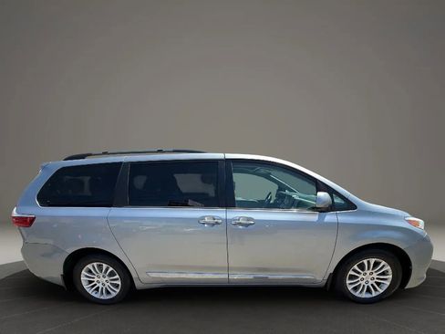 Used 2017 Toyota Sienna XLE w/ XLE Navigation Package FWD image 4