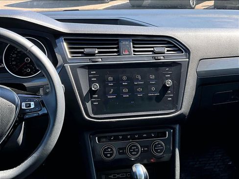 Used 2020 Volkswagen Tiguan SE image 18