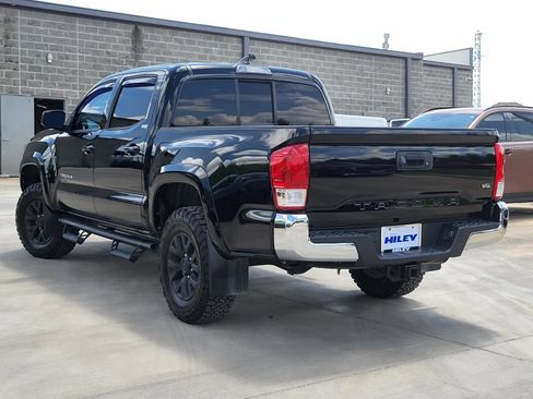 Used 2017 Toyota Tacoma SR5 w/ Tow Package RWD image 3