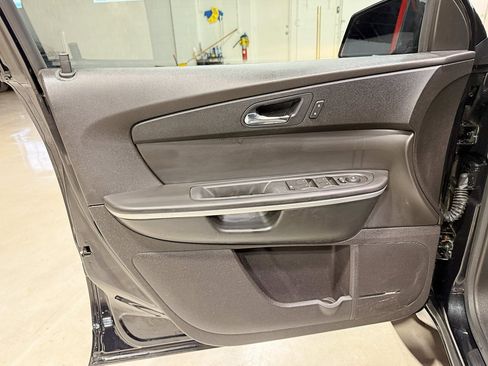 Used 2011 GMC Acadia SLT image 26