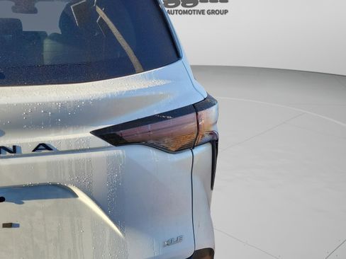 Used 2025 Toyota Sienna XLE image 19