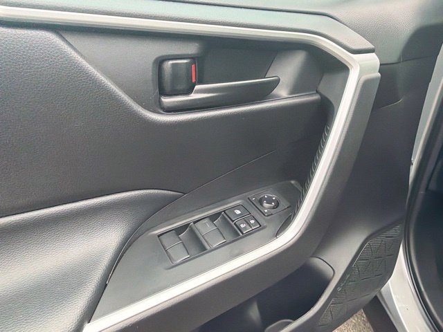 Used 2022 Toyota RAV4 LE AWD/4WD image 18