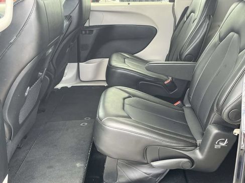 Used 2024 Chrysler Pacifica Touring-L FWD image 15
