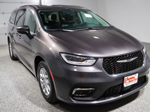 Used 2023 Chrysler Pacifica Touring-L image 5