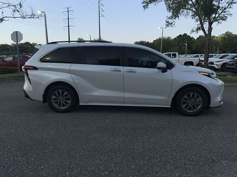 Used 2024 Toyota Sienna XLE image 6