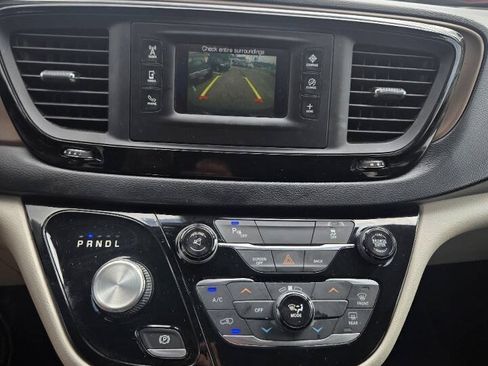 Used 2017 Chrysler Pacifica LX FWD image 53