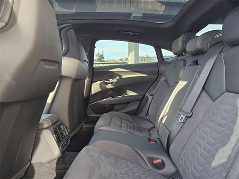 Used 2022 Audi e-tron GT Premium Plus image 18