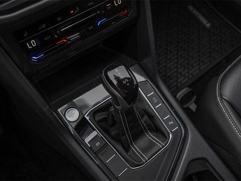 New 2024 Volkswagen Tiguan SE R-Line image 17