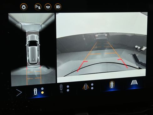 Used 2025 Chevrolet Equinox RS w/ Safety and Technology Package FWD image 17