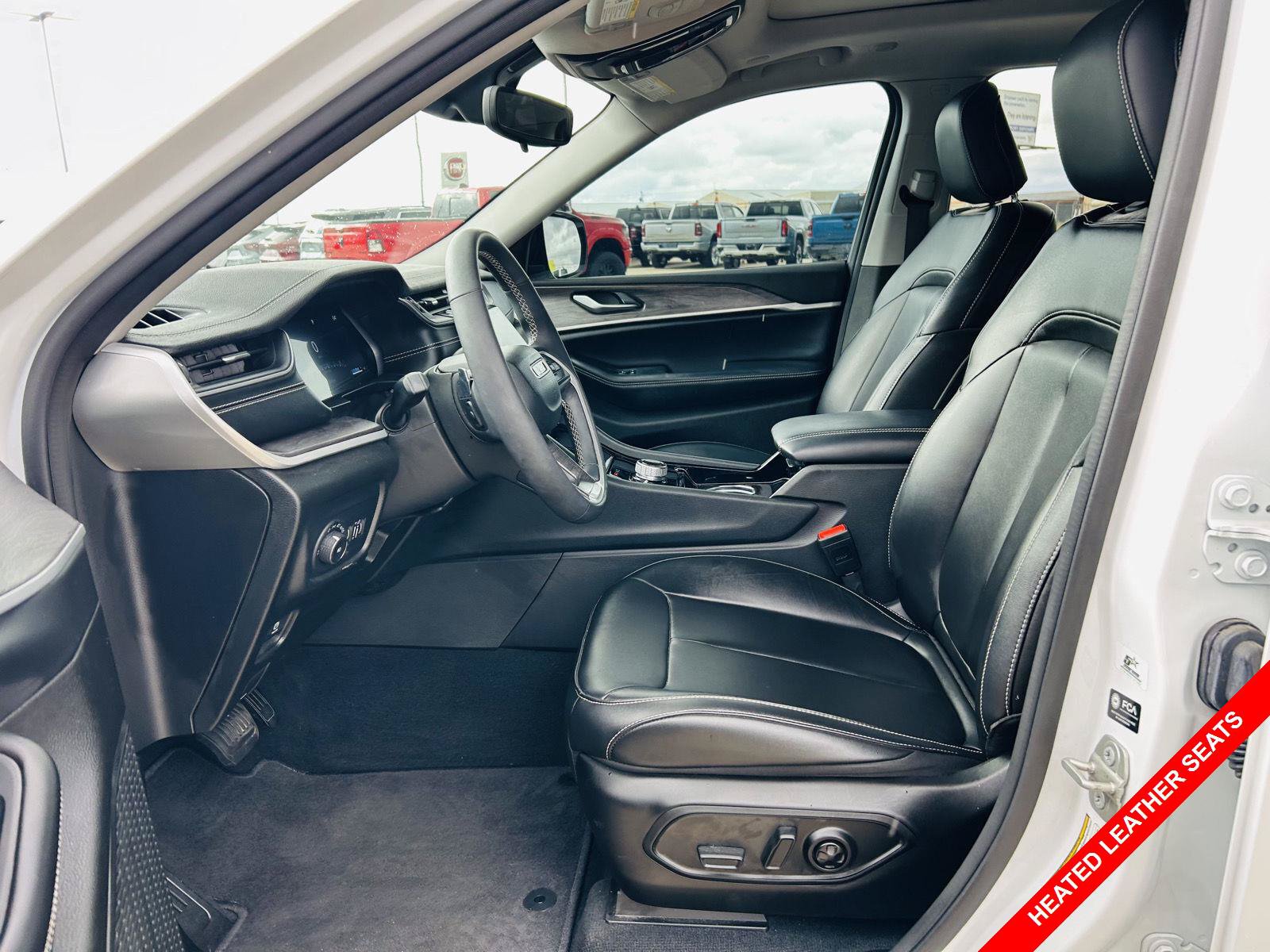Used 2023 Jeep Grand Cherokee Limited w/ Black Appearance Package AWD/4WD image 3