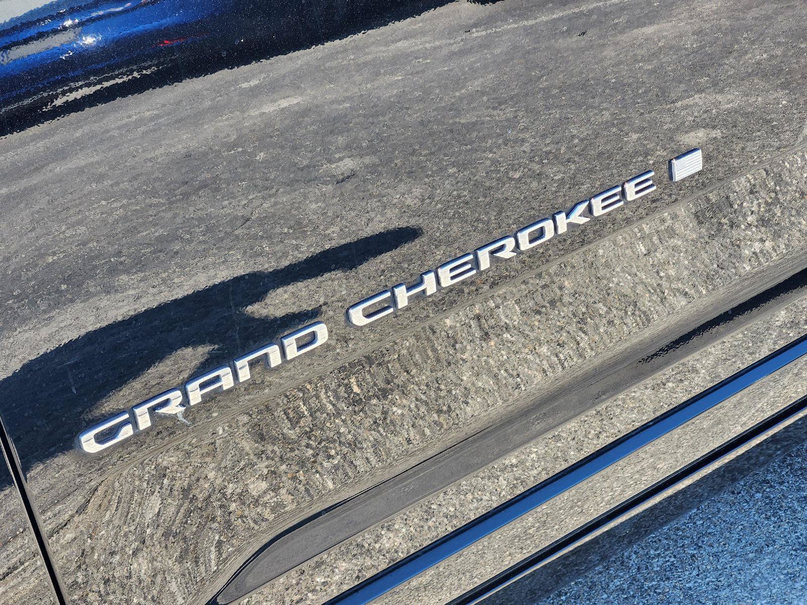 Used 2022 Jeep Grand Cherokee Overland AWD/4WD image 12