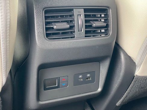 Used 2022 Nissan Rogue SL w/ SL Premium Package image 10