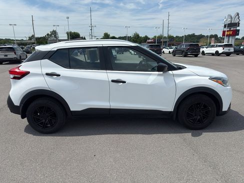Used 2018 Nissan Kicks S FWD image 8