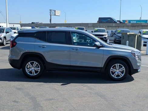 Used 2024 GMC Terrain SLE image 4