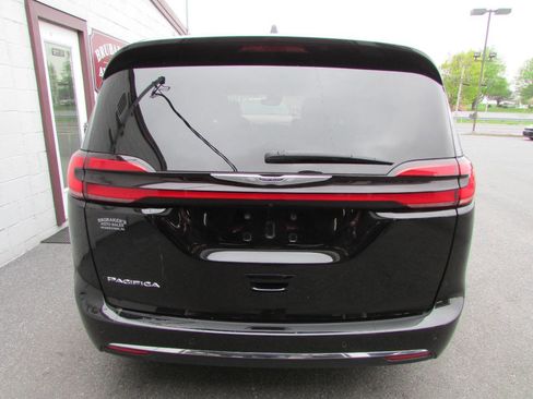 Used 2025 Chrysler Pacifica Select FWD image 4