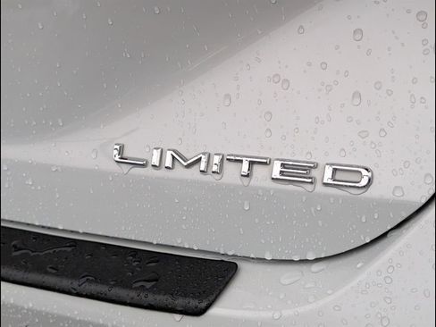 Used 2022 Toyota Avalon Limited image 27