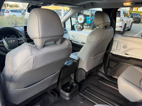 Used 2026 Toyota Sienna XLE FWD image 32