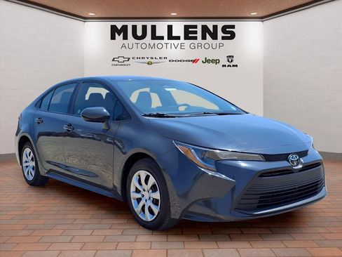 Used 2025 Toyota Corolla LE FWD image 3