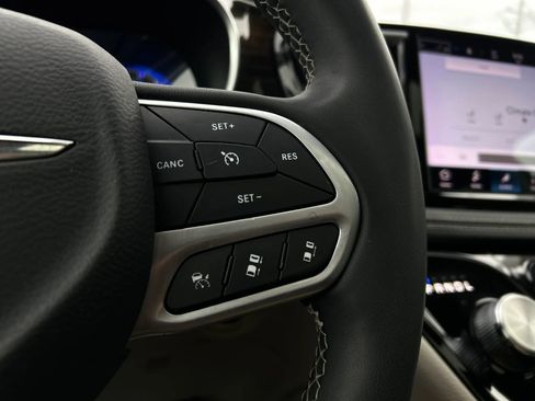 Used 2023 Chrysler Pacifica Limited FWD image 22