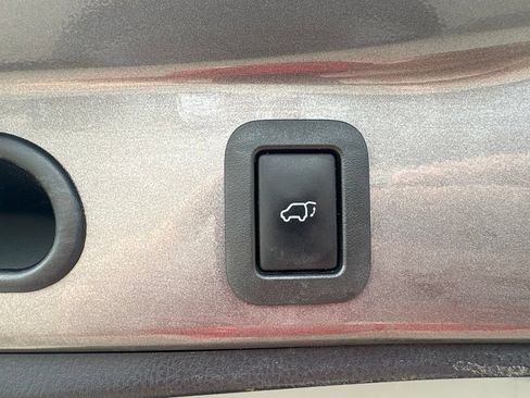 Used 2016 Toyota Highlander LE AWD/4WD image 38