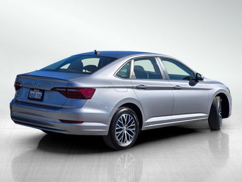 Used 2021 Volkswagen Jetta SE w/ SE Cold Weather Package image 4