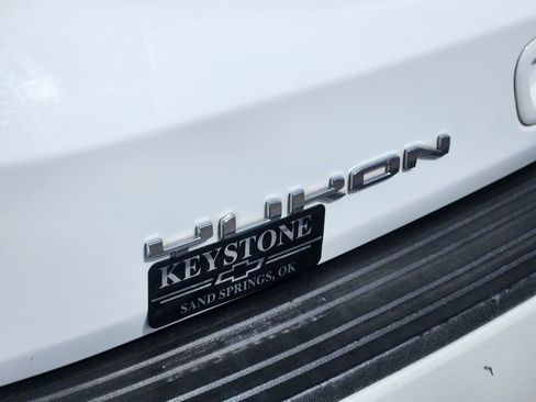 Used 2024 GMC Yukon XL SLT image 12