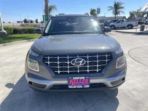 Used 2023 Hyundai Venue SEL FWD image 3